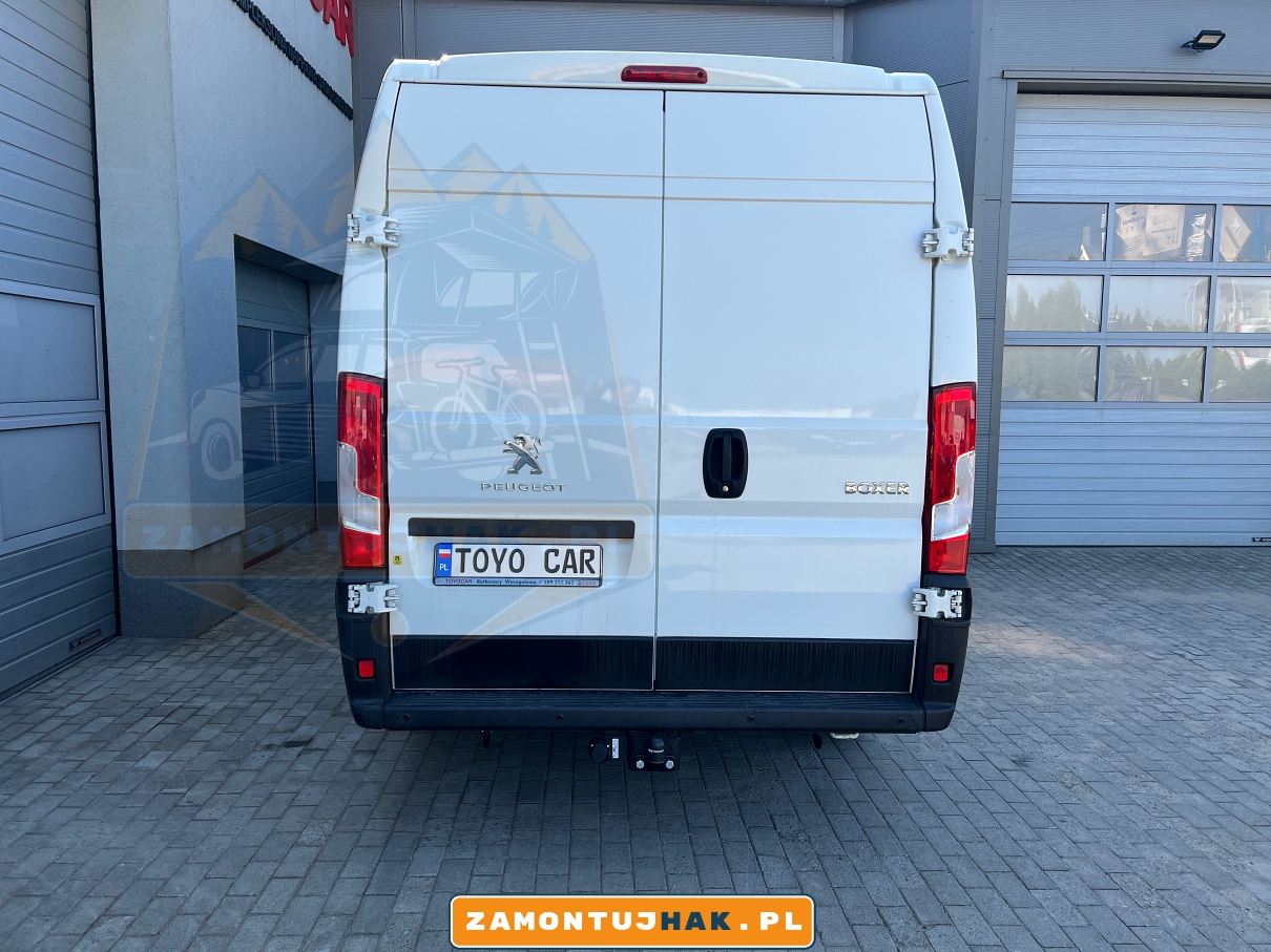 Peugeot Boxer wyposażony w stały hak holowniczy Westfalia - gotowy do przewozu ciężkich ładunków